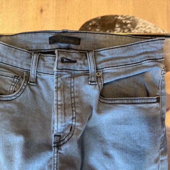 Pre-Loved Men's Grey Uniqlo Skinny Jeans - Size 28 or Small - Picture 3 of 8